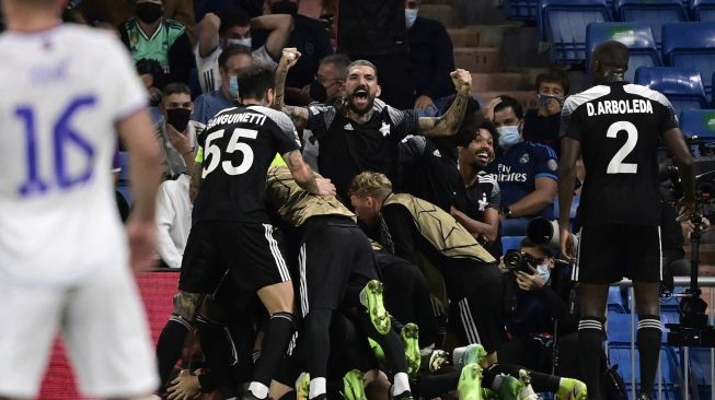 Para pemain Sheriff merayakan gol kedua mereka selama pertandingan sepak bola grup D putaran pertama Liga Champions antara Real Madrid melawan Sheriff Tiraspoldi Santiago Bernabeu, Rabu (29/9/2021) dini hari WIB. JAVIER SORIANO / AFP