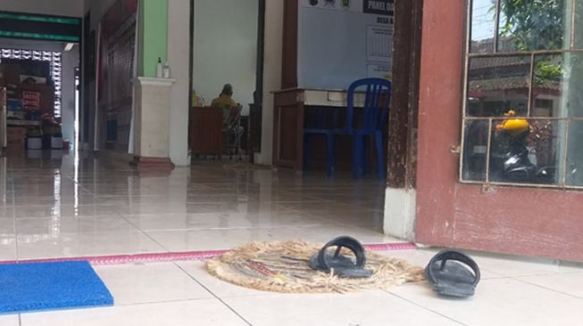 Jaga Sopan Santun, Warga Desa di Klaten Ini Selalu Melapas Sandal Saat Masuk Rumah