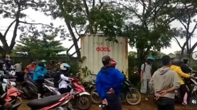 Viral box kontainer terlepas timpa pemotor di Jalan Raya Sungai Kakap Kubu Raya, Kalimantan Barat. Video viral itu diunggah @Pontianakviral di Instagramnya, Rabu (29/9/2021). (@pontianakviral)