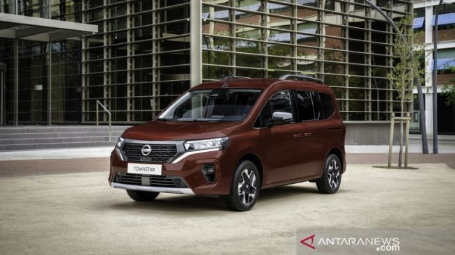 Nissan Townstar versi mesin bensin [Nissan via ANTARA].