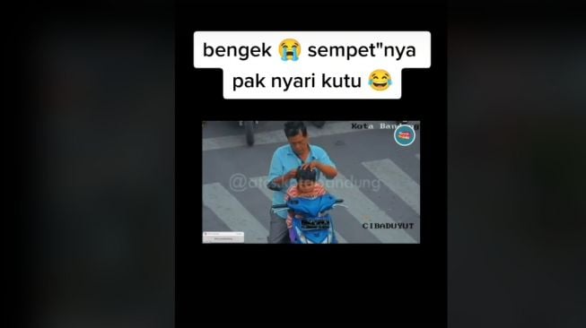 Tunggu Lampu Hijau di Jalan, Bapak-bapak ini Cari Kutu di Kepala Anaknya (TikTok)