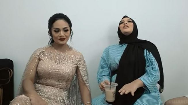 Krisdayanti dan Aurel Hermansyah. (Youtube/AttaHalilintar)