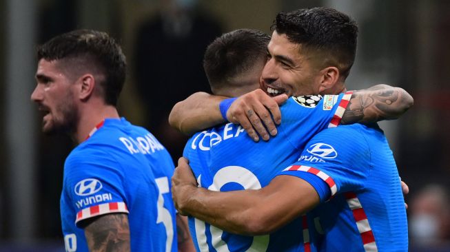 Pemain depan Atletico Madrid Luis Suarez merayakan golnya setelah mencetak gol dari penalti  selama pertandingan sepak bola Grup B Liga Champions antara AC Milan melawan Atletico di San Siro pada Rabu (29/9/2021) dini hari WIB.MIGUEL MEDINA / AFP