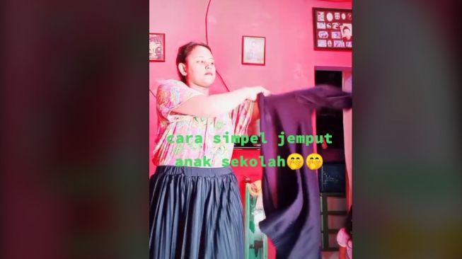 Emak-emak Bagikan Cara Simpel Jemput Anak ke Sekolah (TikTok)