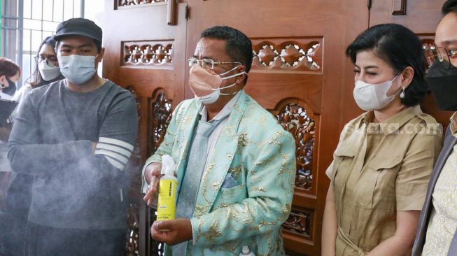 Pengacara Hotman Paris bersama dengan Desiree Tarigan dan Bams menemui awak media usai mendengar sidang putusan PERADI di Law Firm Hotman Paris, Kelapa Gading, Jakarta Utara, Rabu (29/9/2021). [Suara.com/Alfian Winanto]