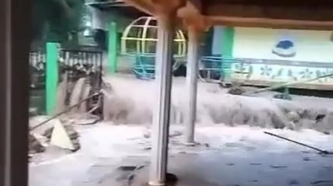 Banjir Setinggi Dada, Warga Ulakan Tapakis: Kami Mohon Normalisasi Sungai!