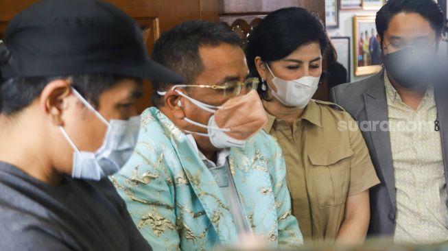 Pengacara Hotman Paris bersama dengan Desiree Tarigan dan Bams menemui awak media usai mendengar sidang putusan PERADI di Law Firm Hotman Paris, Kelapa Gading, Jakarta Utara, Rabu (29/9/2021). [Suara.com/Alfian Winanto]