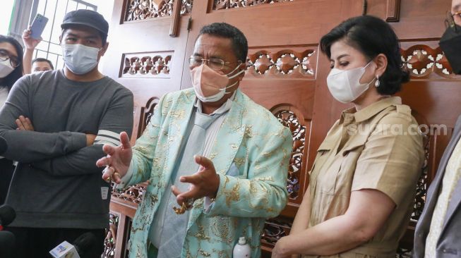 Pengacara Hotman Paris bersama dengan Desiree Tarigan dan Bams menemui awak media usai mendengar sidang putusan PERADI di Law Firm Hotman Paris, Kelapa Gading, Jakarta Utara, Rabu (29/9/2021). [Suara.com/Alfian Winanto]