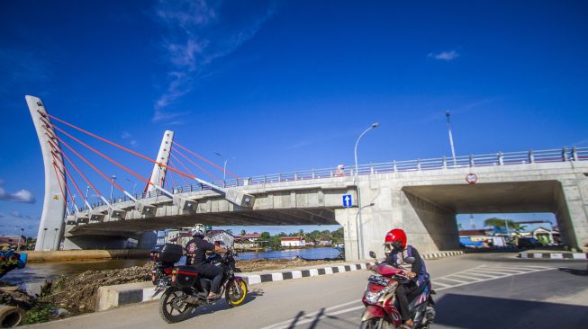 Sejumlah pengendara motor melintas di bawah Jembatan Sungai Alalak, Banjarmasin, Kalimantan Selatan, Rabu (29/9/2021).  ANTARA FOTO/Bayu Pratama 
