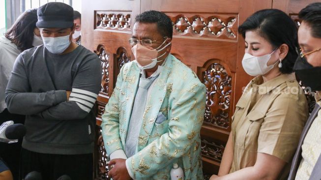 Pengacara Hotman Paris bersama dengan Desiree Tarigan dan Bams menemui awak media usai mendengar sidang putusan PERADI di Law Firm Hotman Paris, Kelapa Gading, Jakarta Utara, Rabu (29/9/2021). [Suara.com/Alfian Winanto]