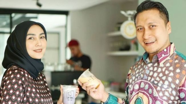 Potret coffee shop Arie Untung dan Fenita Arie. [Instagram/aku_ngopi]