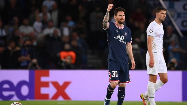 Pemain depan Paris Saint-Germain Lionel Messi merayakan golnya usai mencetak gol kedua timnya selama pertandingan sepak bola grup A Liga Champions antara Paris Saint-Germain (PSG) melawan Manchester City, di Parc des Princes pada Rabu (29/9/2021) dini hari WIB. FRANCK FIFE / AFP
