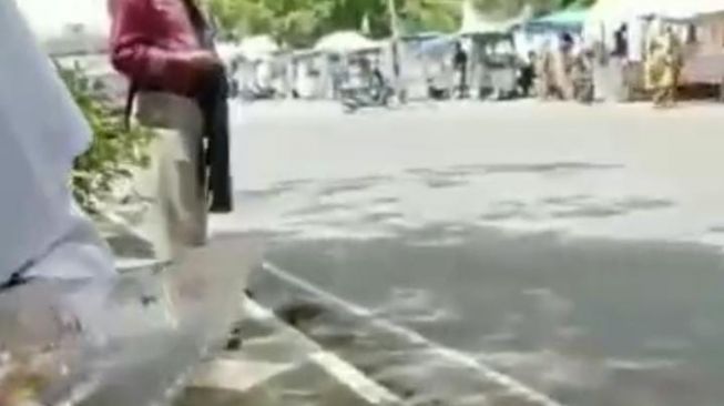Viral Pria Pamerkan Alat Kelamin di Pinggir Jalan Tanah Datar, Aksinya Direkam Pelajar SMP