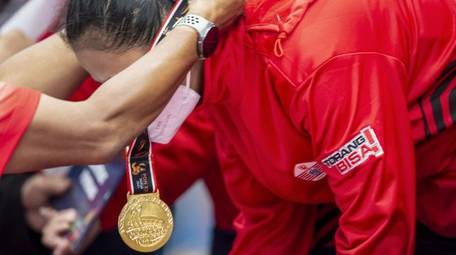 Pesepak takraw putri DKI Jakarta menerima kalungan medali emas usai menang atas Jawa Timur dalam final ganda putri beregu Sepak Takraw PON Papua di GOR Trikora Universitas Cenderawasih, Jayapura, Papua, Rabu (29/9/2021).  ANTARA FOTO/M Risyal Hidayat