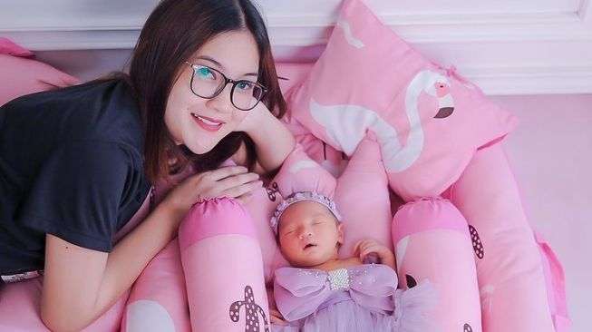 Wajah Anak Nella Kharisma Dibilang Bule Abis, Postingan Terbaru Disorot