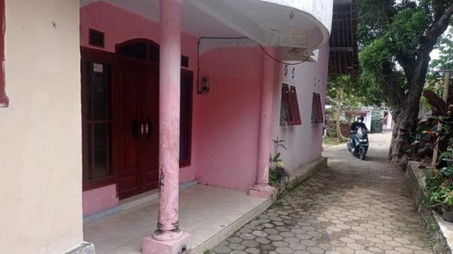 Penampakan rumah yang digerebek polisi kedapatan menyimpan tujuh senjata api di Desa Tumpang, Kabupaten Malang, Rabu (29/9/2021). [Suara.com/Bob Bimantara Leander]