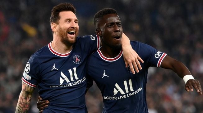 Gelandang jangkar PSG, Idrissa Gueye (kanan) merayakan golnya ke gawang Manchester City pada laga Liga Champions di Parc des Princes, Paris, Rabu (29/9/2021). [FRANCK FIFE / AFP]