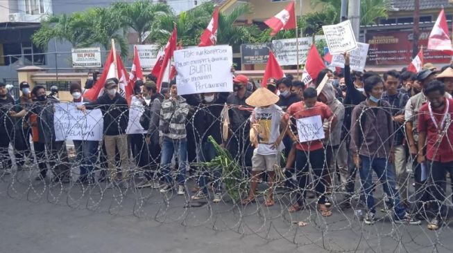 Demonstrasi Mahasiswa di DPRD Jember Serukan Tolak Pertambangan