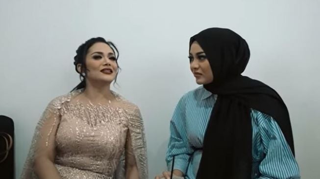 Krisdayanti dan Aurel Hermansyah. (Youtube/AttaHalilintar)