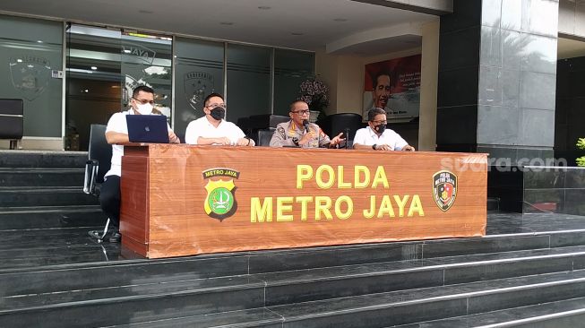 Kabid Humas Polda Metro Jaya Kombes Yusri Yunus (tengah) mengumumkan penetapan tersangka baru kasus kebakaran Lapas Tangerang di Mapolda Metro Jaya, Jakarta Selatan, Rabu (29/9/2021). [Suara.com/Muhammad Yasir]