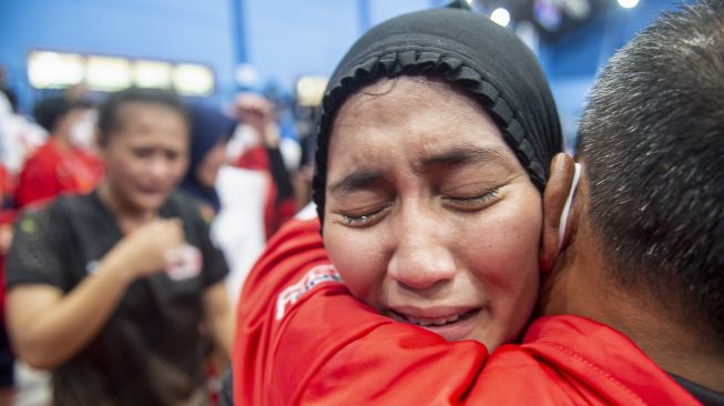 Pesepak takraw putri DKI Jakarta Asmaul Husna meluapkan kegembiraan usai memenangkan pertandingan final ganda putri beregu Sepak Takraw PON Papua melawan Jawa Timur di GOR Trikora Universitas Cenderawasih, Jayapura, Papua, Rabu (29/9/2021). ANTARA FOTO/M Risyal Hidayat
