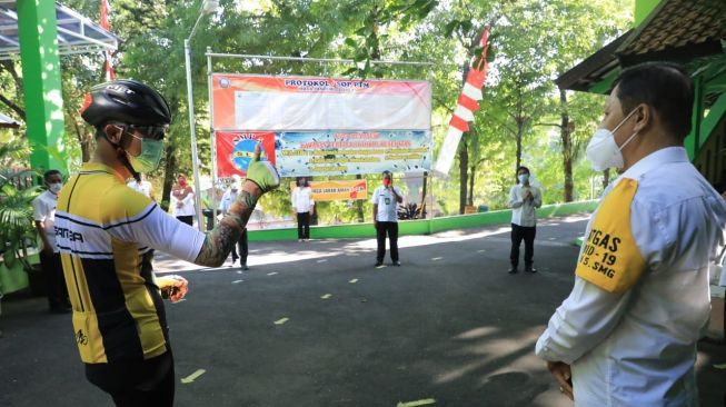 Gubernur Jawa Tengah Ganjar Pranowo saat melakukan sidak ke SMPN 5 di Kota Semarang. [Pemprov Jateng]