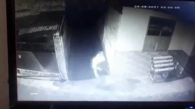 Viral Pria Curi Kotak Amal Terekam CCTV, Warganet: Jalur Neraka Mode On. [tangkapan layar Instagram/@ngalamlop]