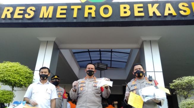 Kepala Kepolisian Resor Metropolitan Bekasi Kota Komisaris Besar Aloysius Suprijadi menunjukkan barang bukti aksi pencurian sepeda motor saat ungkap kasus di Mapolres Metro Bekasi Kota, Selasa. (ANTARA/Pradita Kurniawan Syah). 