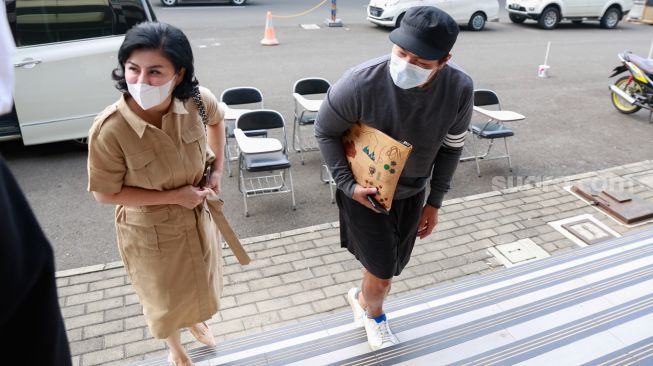 Desiree Tarigan dan anaknya, Bams saat tiba di Law Firm Hotman Paris di Kelapa Gading, Jakarta Utara, Rabu (29/9/2021). [Suara.com/Alfian Winanto]