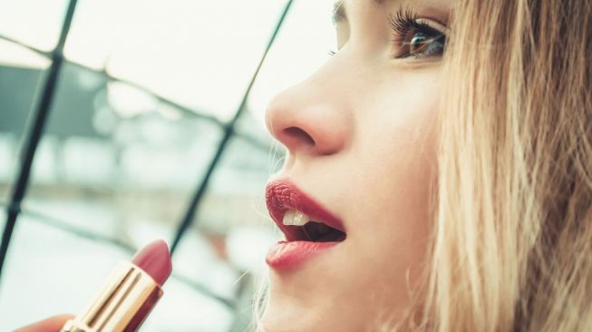 Kebiasaan Pakai Lipstick Ternyata Bisa Picu 5 Masalah 5 Kesehatan Ini