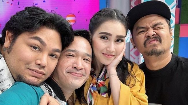Presenter Brownis Trans TV: Ivan Gunawan, Ruben Onsu, Wendi Cagur dan Ayu Ting Ting. [Instagram]