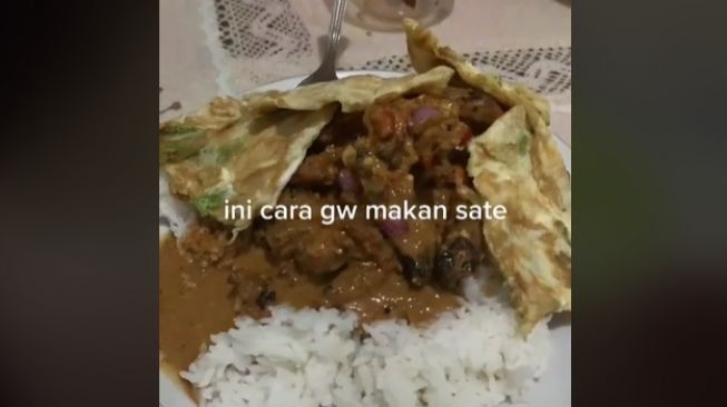 Aksi pria makan satai ayam pakai cara tak terduga (tiktok)