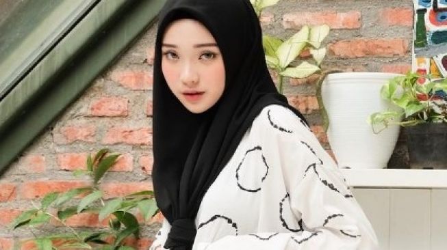 Selebgram Julia Prastini pindah agama. Julia Prastini masuk Islam berawal dari mencintai Al Quran. (Instagram)