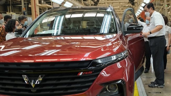 Wuling menerima factory visit Pemerintah Indonesia yang diwakili Menteri Koordinasi Bidang Kemaritiman dan Investasi Luhut Binsar Pandjaitan, Menteri Perhubungan Budi Karya Sumadi, dan Menteri Kesehatan Budi Gunadi Sadikin pada hari ini, Kamis (30/9/2021) [Dok Wuling].