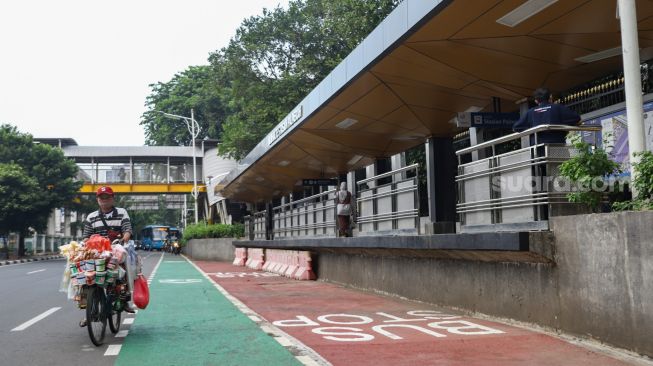 Suasana Halte Stasiun Palmerah, Jakarta Pusat, Kamis (30/9/2021). [Suara.com/Alfian Winanto]