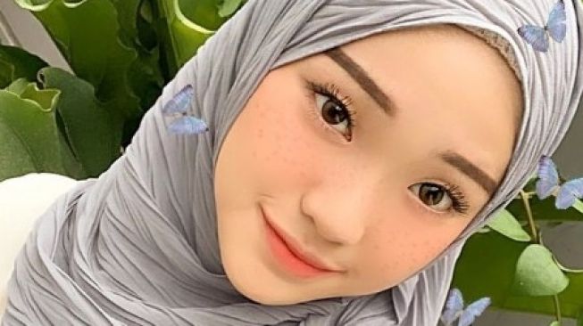 Selebgram Julia Prastini pindah agama. Julia Prastini masuk Islam berawal dari mencintai Al Quran. (Instagram)