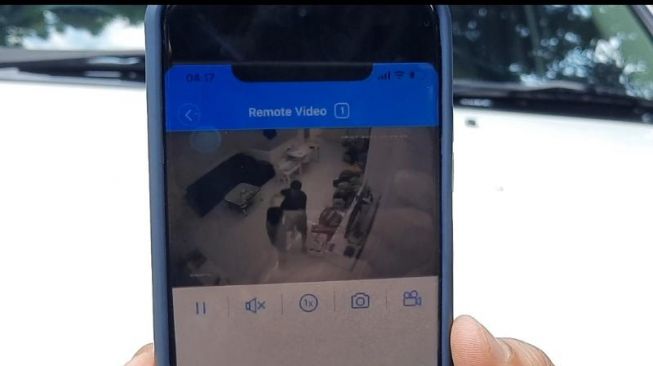 Dhena Devanka menunjukkan bukti foto tangkap layar dari CCTV soal penganiayaan yang dilakukan sang suami, Jonathan Frizzy. [Muhammad Anzar Anas/Suara.com]
