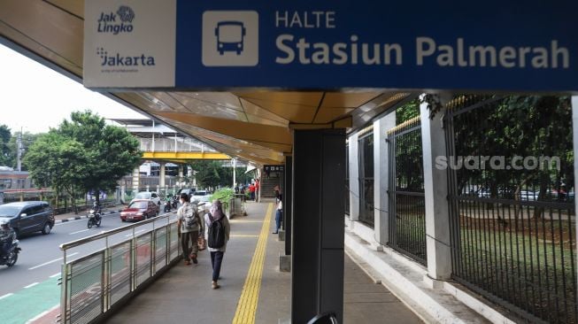 Warga melintas di Halte Stasiun Palmerah, Jakarta Pusat, Kamis (30/9/2021). [Suara.com/Alfian Winanto]