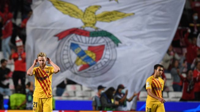 Ekspresi kekecewaan para pemain Barcelona pada laga Liga Champions kontra Benfica di Estadio da Luz, Lisbon, Portugal, Kamis (30/9/2021). [PATRICIA DE MELO MOREIRA / AFP]