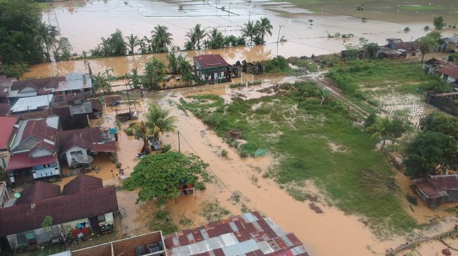 Foto udara banjir merendam permukiman di Nagari Kasang, Kabupaten Padangpariaman, Sumatera Barat, Kamis (30/9/2021). ANTARA FOTO/Iggoy el Fitra