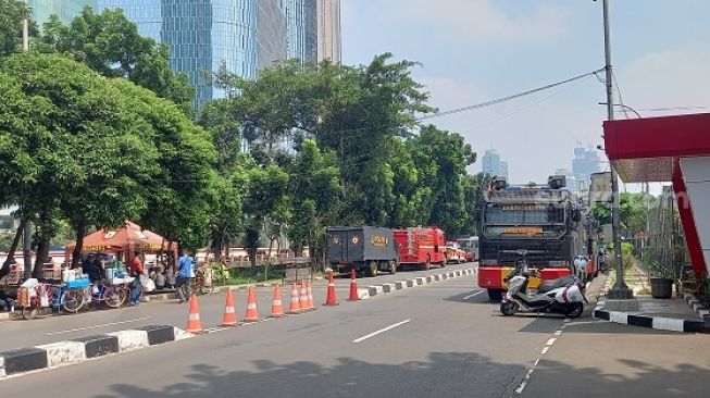 Sejumlah aparat kepolisian berjaga-jaga di depan gedung KPK di hari pemecatan 57 pegawai, hari ini. (Suara.com/Arga)