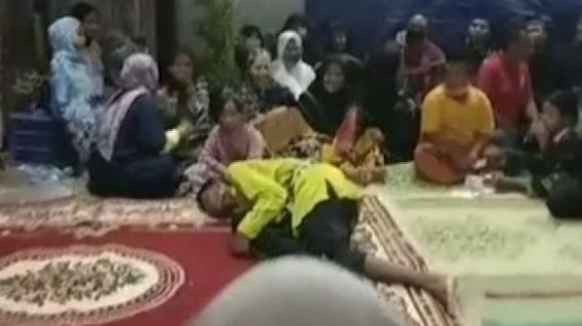 Potongan video detik-detik seorang pesilat meninggal saat beraksi. (tiktok)