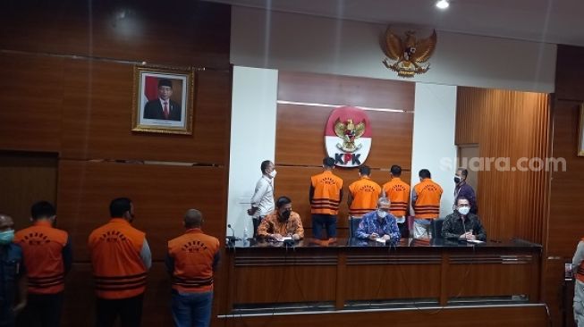 KPK saat mengumumkan 10 anggota DPRD Muara Enim sebagai tersangka kasus terima suap berjemaah dari proyek Dinas PUPR. (Suara.com/Arga)