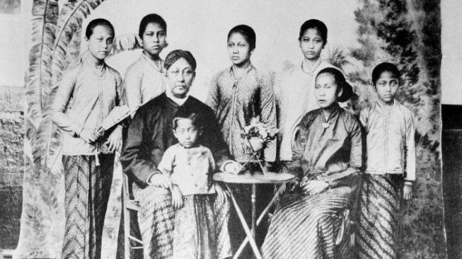 R.A Kartini keluarganya (Sumber foto: UGM/Wikimedia Commons)