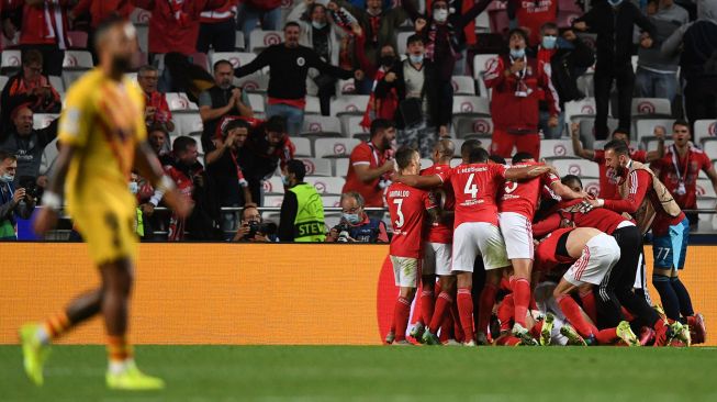 Pemain Benfica Rafa Silva merayakan golnya selama pertandingan sepak bola grup E Liga Champions antara Benfica melawan Barcelona  di Stadion Da Luz, Kamis (30/9/2021) dini hari WIB. PATRICIA DE MELO MOREIRA / AFP