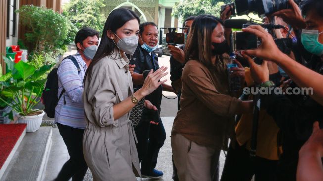 Aktris Ririn Dwi Ariyanti saat ditemui usai menjalani sidang perceraian di Pengadilan Agama Jakarta Selatan, Kamis (30/9/2021). [Suara.com/Alfian Winanto]