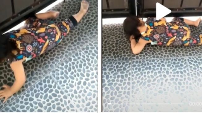 Viral Bocah Tidur di Bawah Gerbang Demi Main Sama Teman, Hati Ibu Auto Luluh