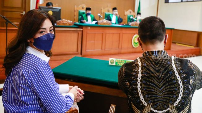 Dhena Devanka saat menjalani sidang perceraian di Pengadilan Agama, Jakarta Selatan, Kamis (30/9/202). [Suara.com/Alfian Winanto]