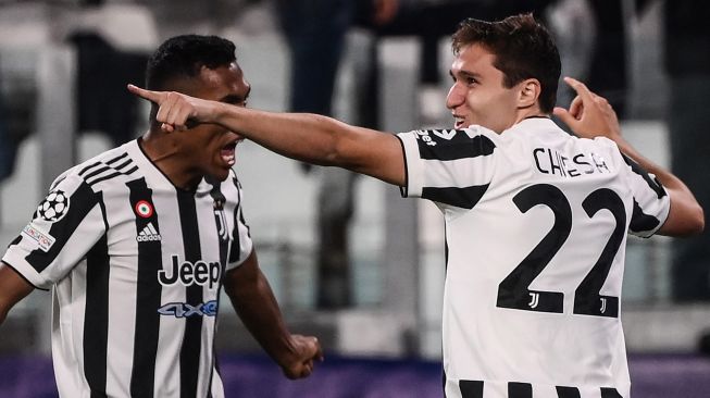 Pemain depan Juventus Federico Chiesa merayakan golnya setelah mencetak gol selama pertandingan sepak bola Grup H Liga Champions UEFA antara Juventus melawan Chelsea di Juventus Stadium, Kamis (30/9/2021) dini hari WIB.  Marco BERTORELLO / AFP
