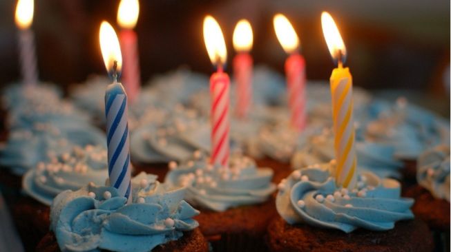Taat Prokes, Publik Melongo Lihat Nenek 85 Tahun Matikan Lilin Kue Ulang Tahun dengan Jari